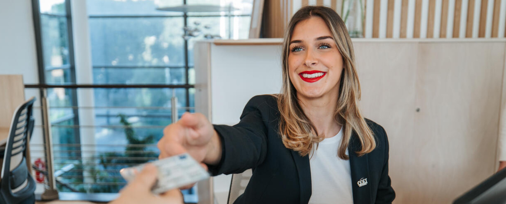 une hôtesse à l'accueil d'une entreprise