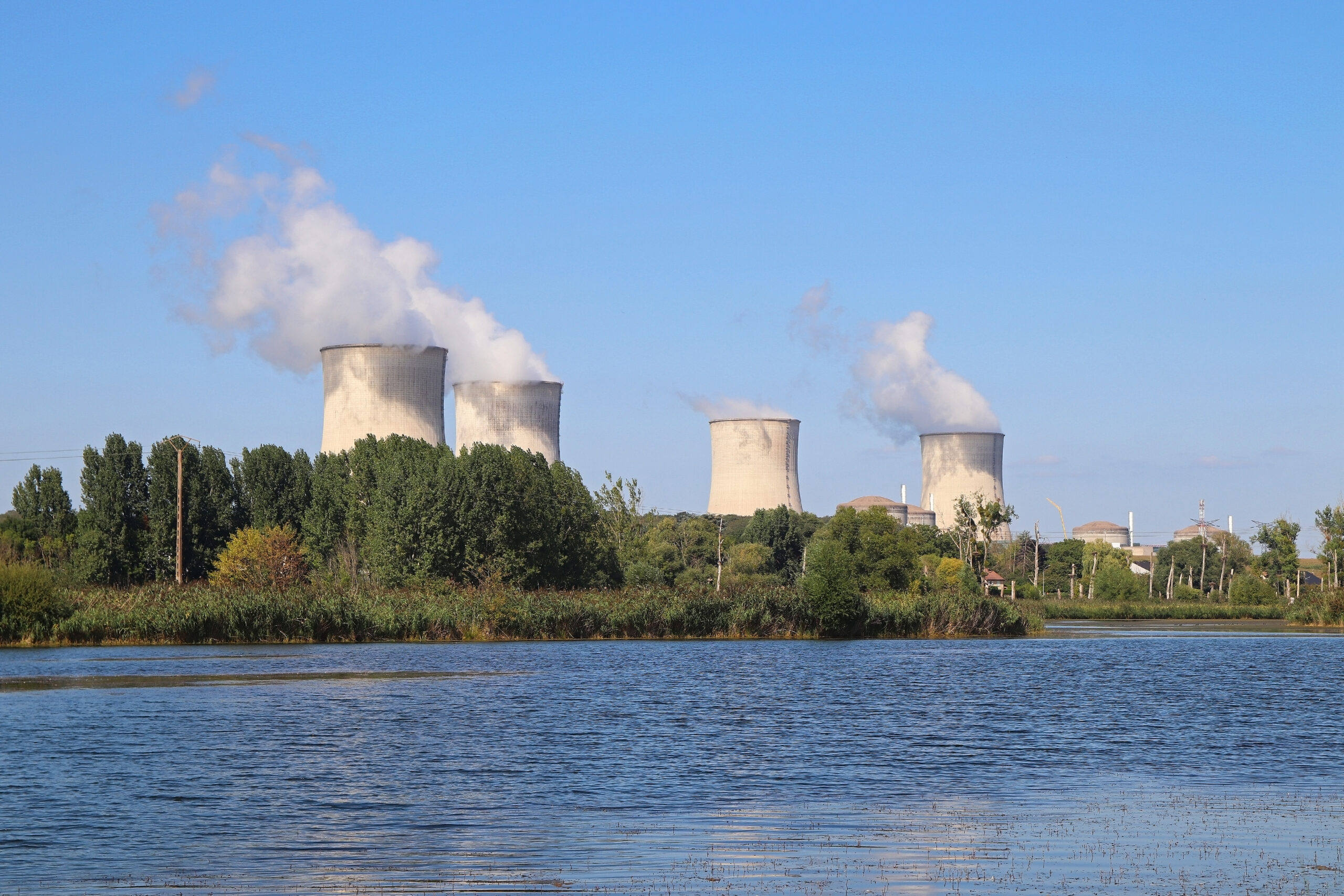 GettyImages-1343717186 02 september 2021, Garche, Thionville, Portes de France, Moselle, Lorraine, Grand Est, France. View of the Cattenom nuclear power plant.